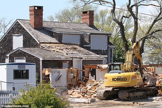 13645250-7043503-image-a-66_1558150108992_sag_harbor_construction.jpg