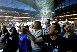 2cbe2102-4955-4a17-946f-e5f9c1317ba8-MJS_joel28_10ofx_wood_joel28-4_miller_park_crowd_Mobile.jpg